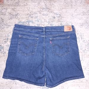 Levi's Women's medium wash Denim shorts Size 34